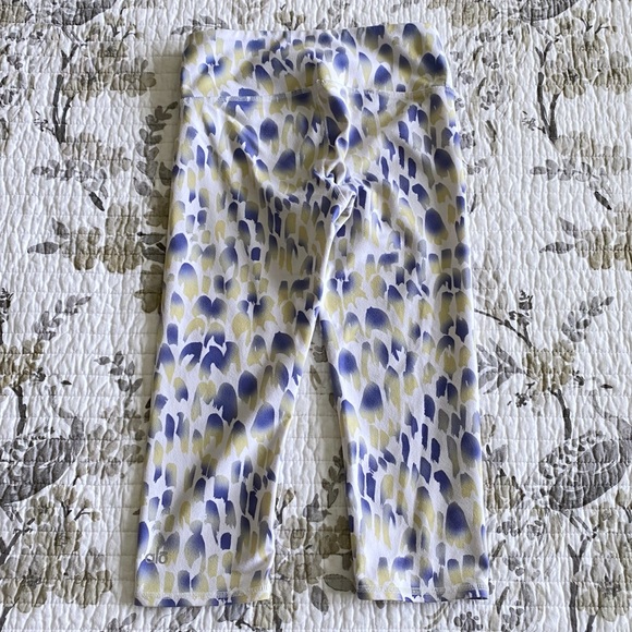 Alo Yoga Spark Cheetah Cropped Leggings • XS - Picture 3 of 6